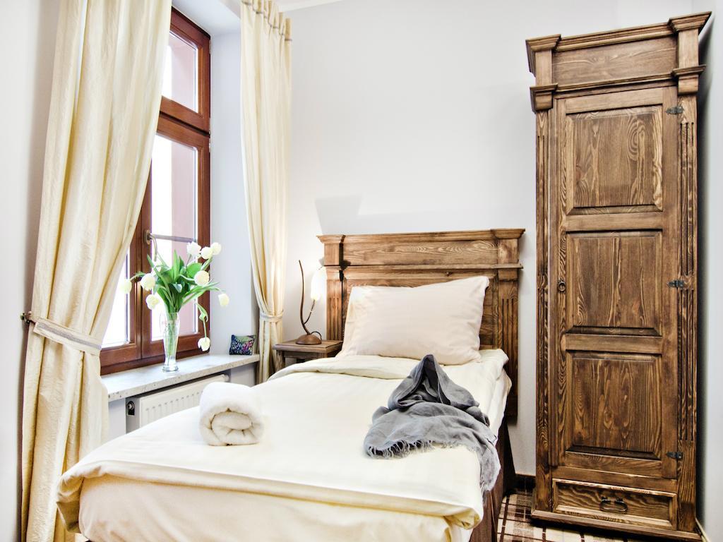 Single Room,233357116:JPEG