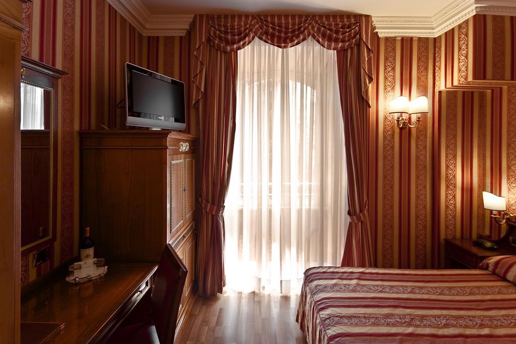 Small Double Room,682099608:JPEG
