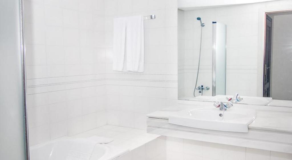 One-Bedroom Apartment (2 Adults),332196028:JPEG