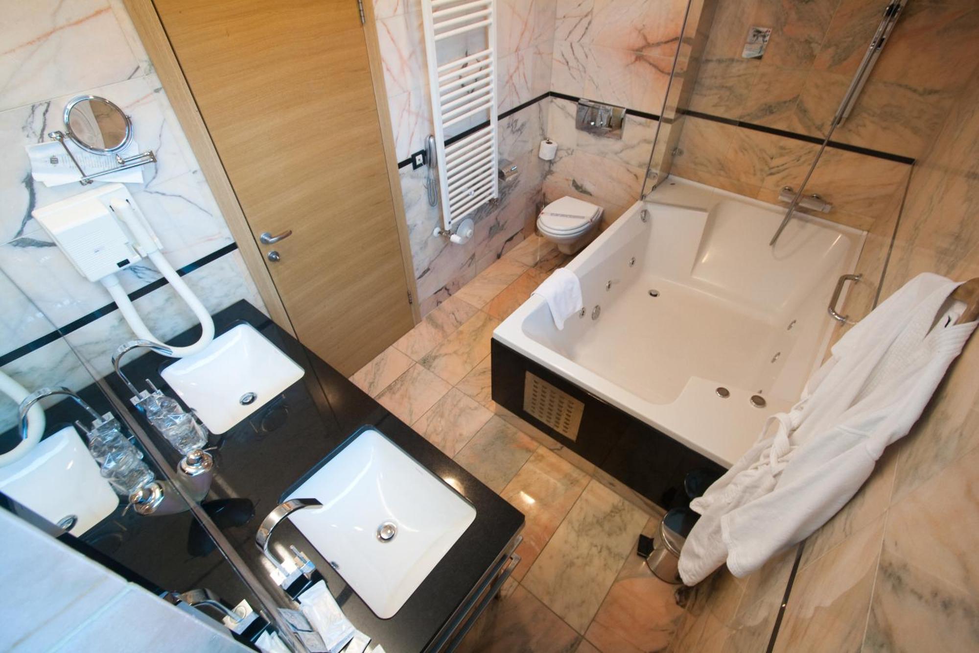 Suite Comfort med balkong og sjøutsikt