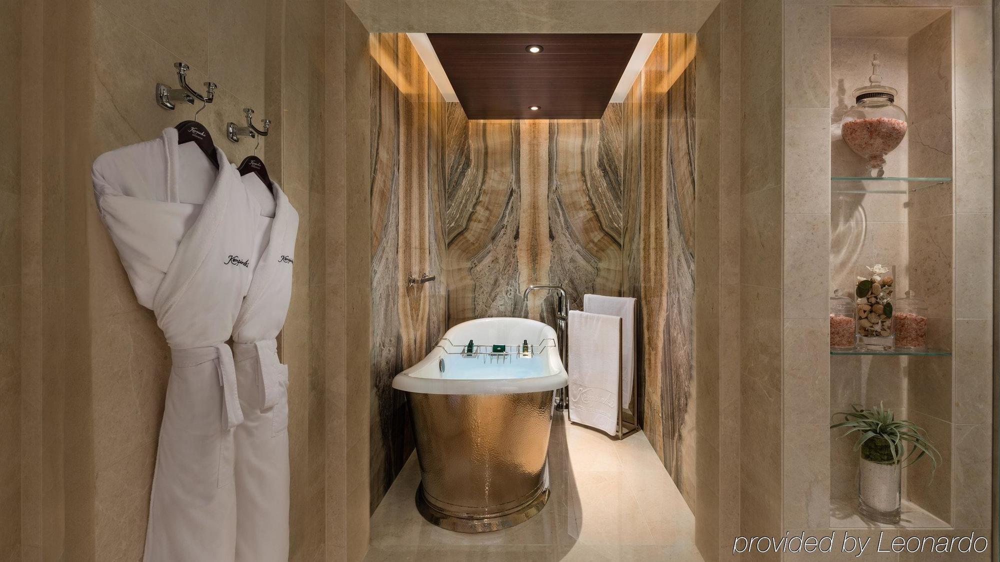 Chalet Aspen Ski med 2 sovrum - Inträde till Snow Park på Ski Dubai Park för 2 personer, egen butler, flygplatstransfer till DXB samt tillgång till loungen med eftermiddagste, kvällscocktails, läsk och kanapéer