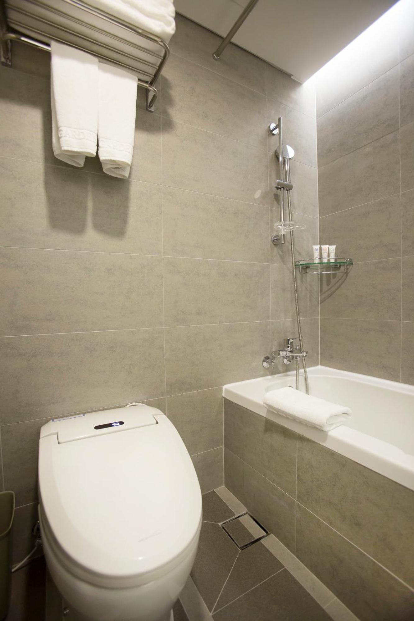 Standard Double Room Bath,413300352:JPEG