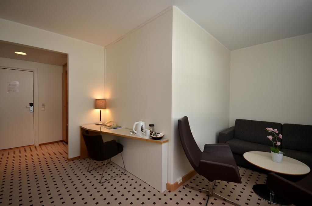 Juniorsuite med utsikt over innsjøen.