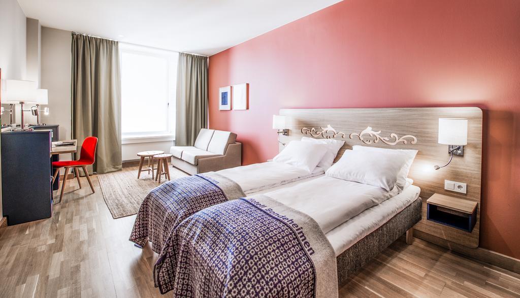 Classic Family Room,705917056:JPEG