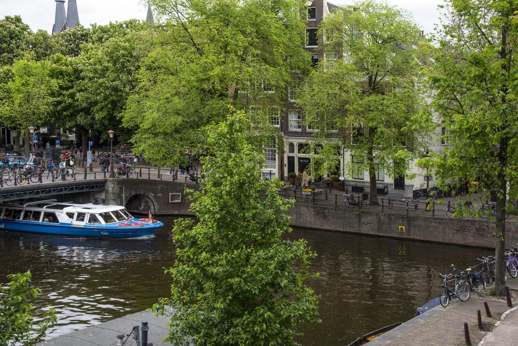 Litet dubbelrum med kanalutsikt