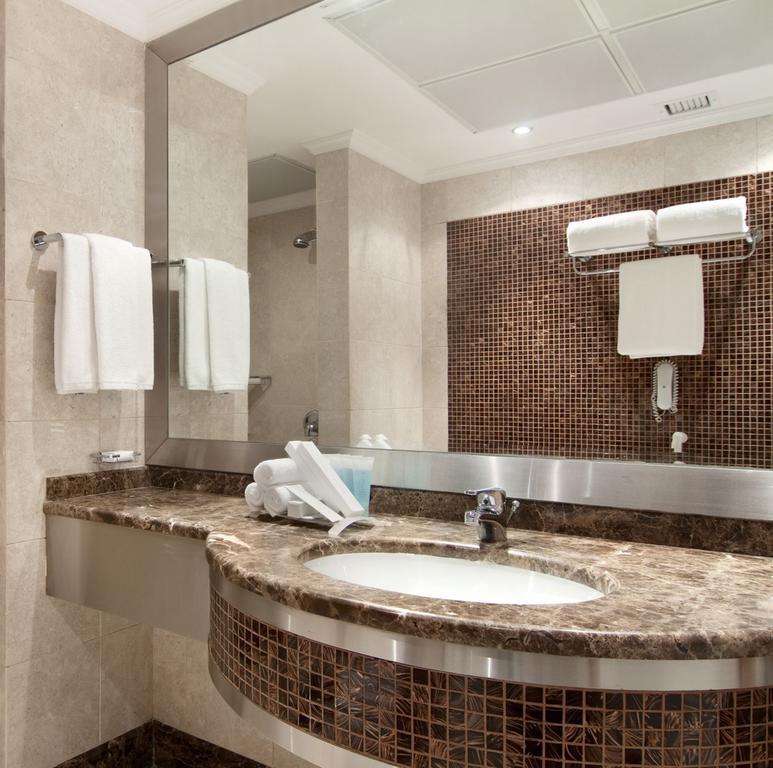 Famiy Room City View with Three Twin Beds