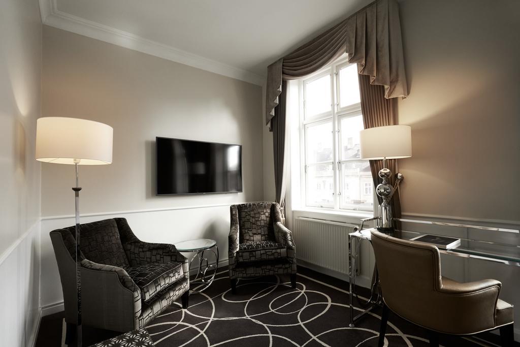 Junior Suite Access to Executive Lounge,697863225:JPEG