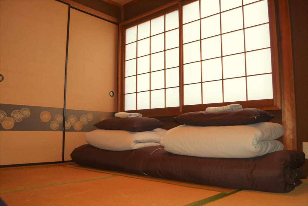 Tvåbäddsrum i japansk stil med delat badrum