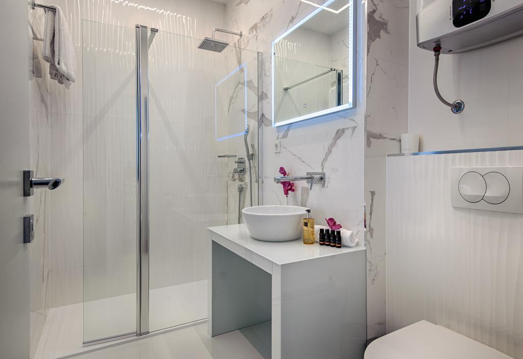 Deluxe Double Room with City View 3