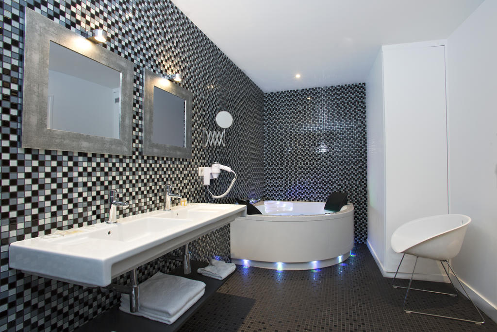 Deluxe Suite Spa Bath