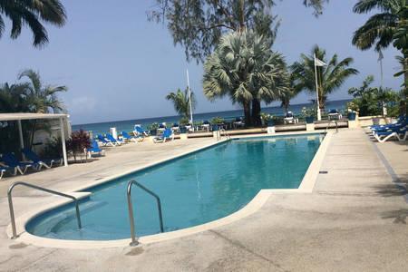 Familjesvit Tropical Walkout Oversized Concierge - Mot stranden