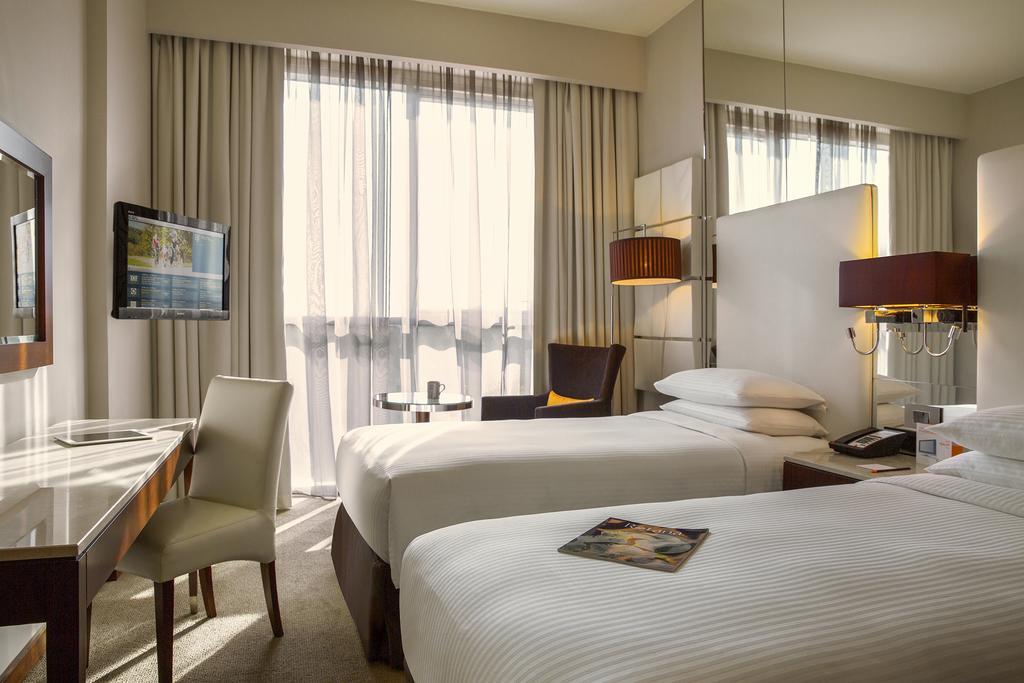 Family Connecting Rooms Queen Bed Twin Beds