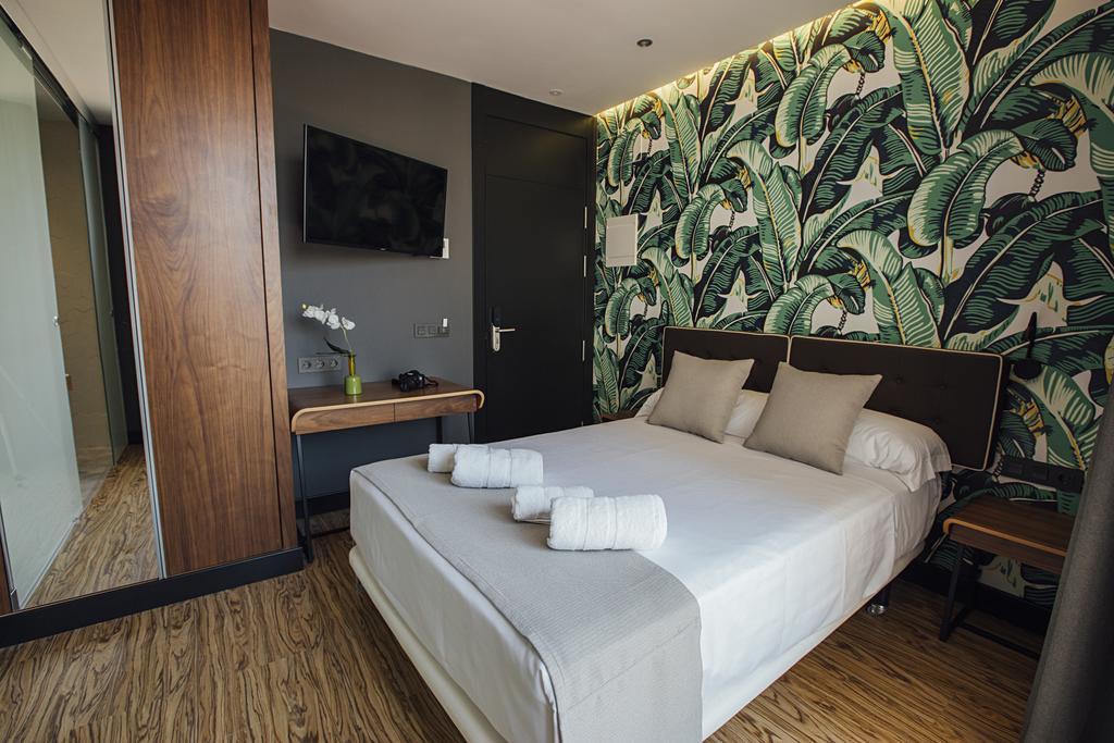 Single Room with Balcony,1214575360:JPEG