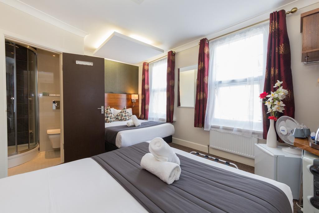 Quadruple Room Private Bathroom