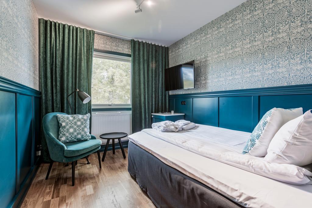 Litet dubbelrum med en queen size-säng