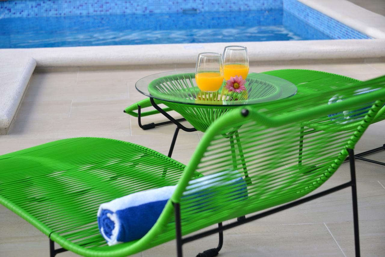 Rum Grand Deluxe vid poolen