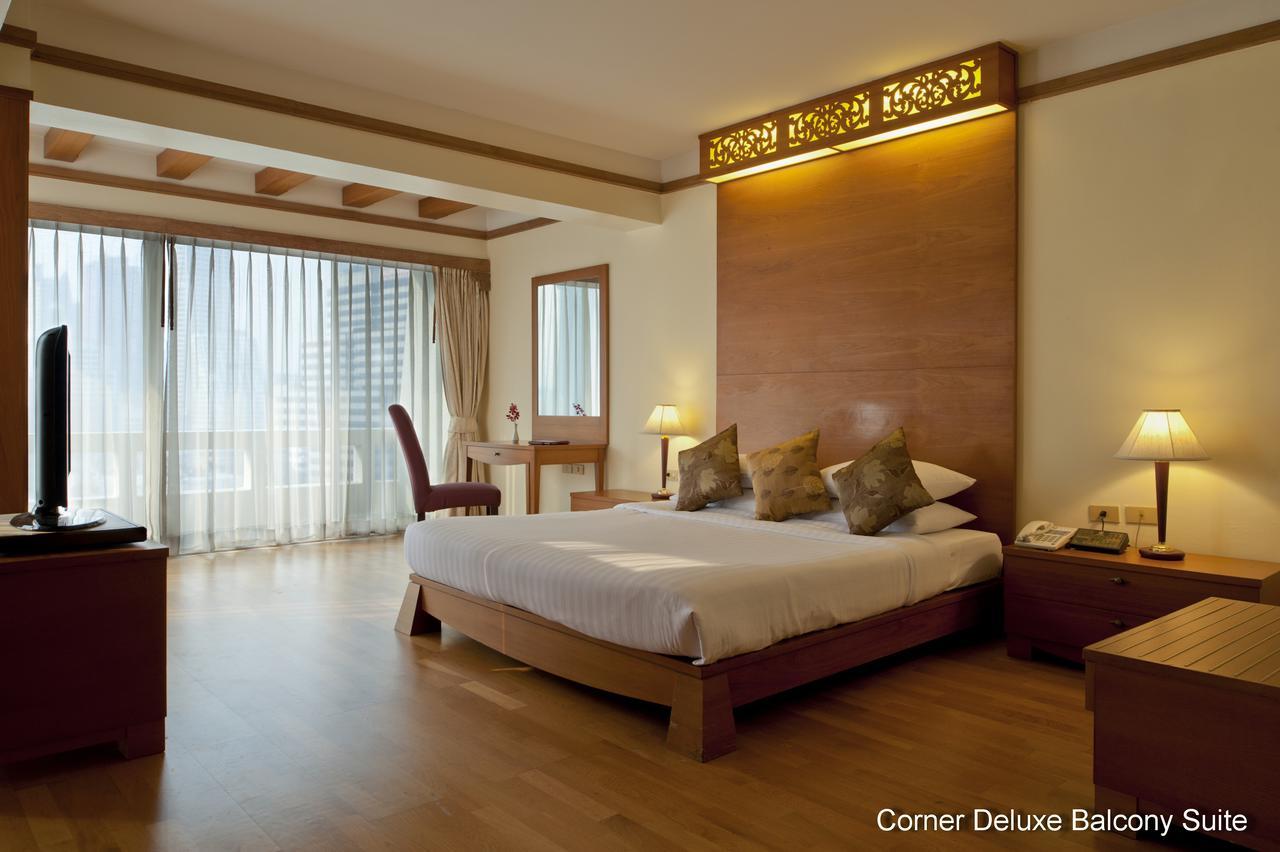 Corner Deluxe Suite with Balcony