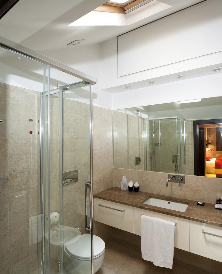 One-Bedroom Apartment - Annex,537329460:JPEG