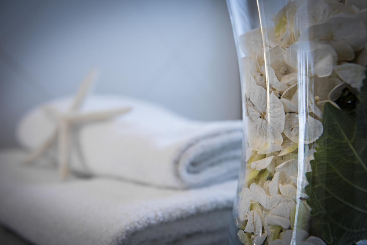 Trebäddsrum med havsutsikt