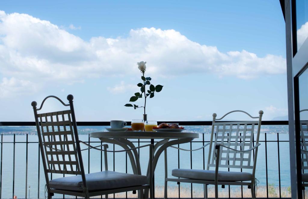 Familierom (2 voksne + 2 barn) terrasse med utsikt over innsjøen