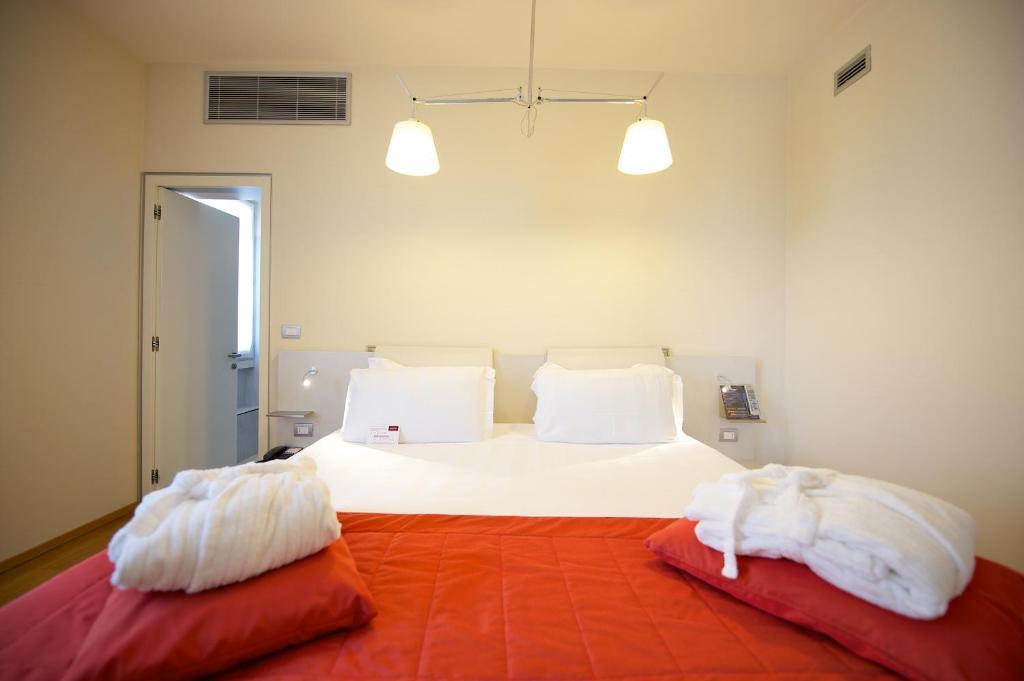 Classic Double Room King Bed,1274521600:JPEG