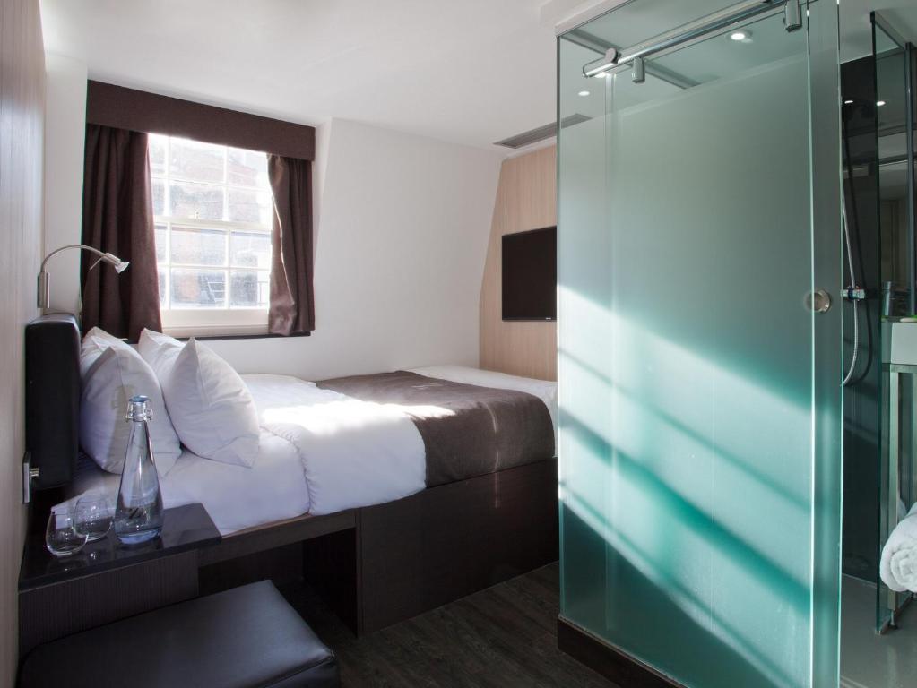 Club Queen Room
