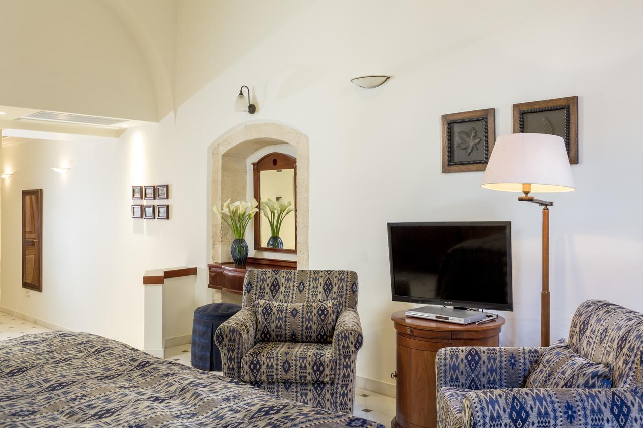 Honeymoon Suite with King Size Bed and Hot Tub