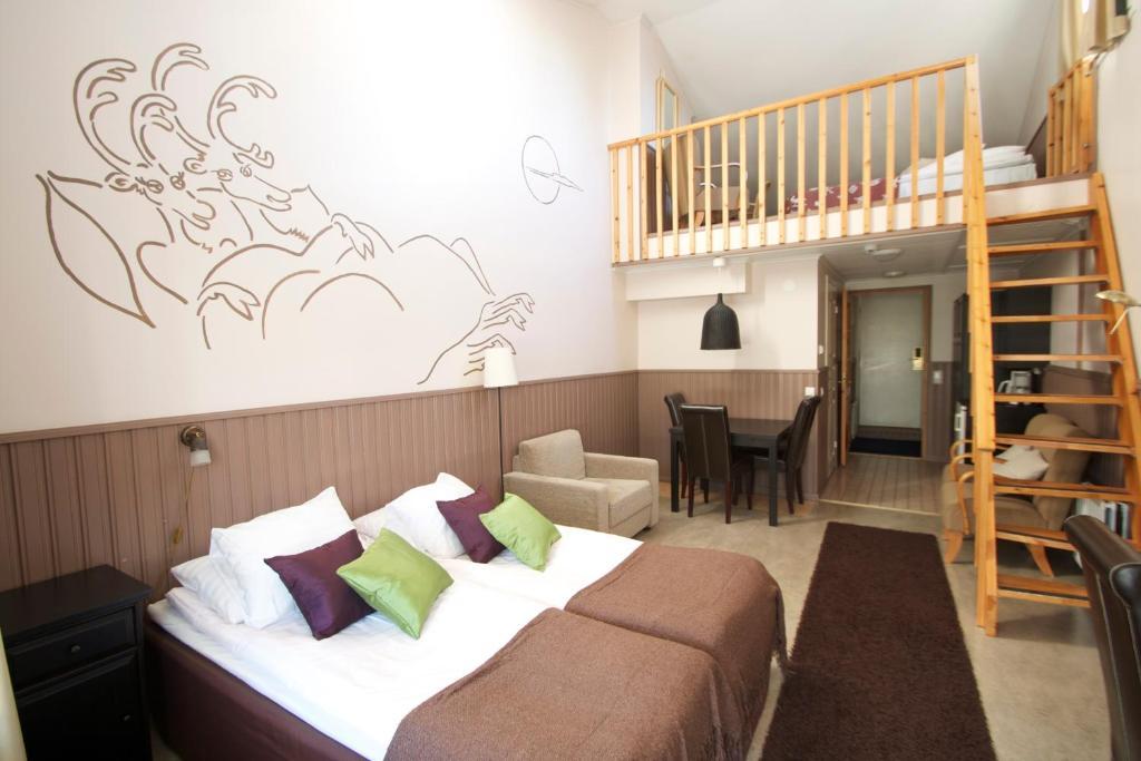 Family Room with Sauna,325670335:JPEG