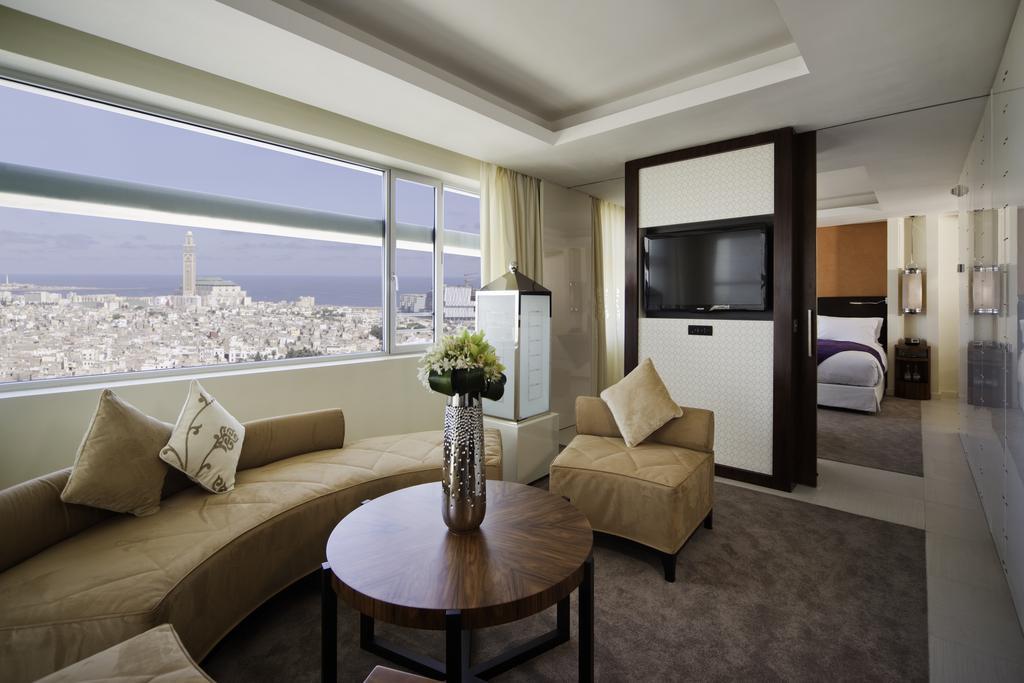 Svit Prestige med king size-säng, utsikt över moskén och medinan och en separat lounge
