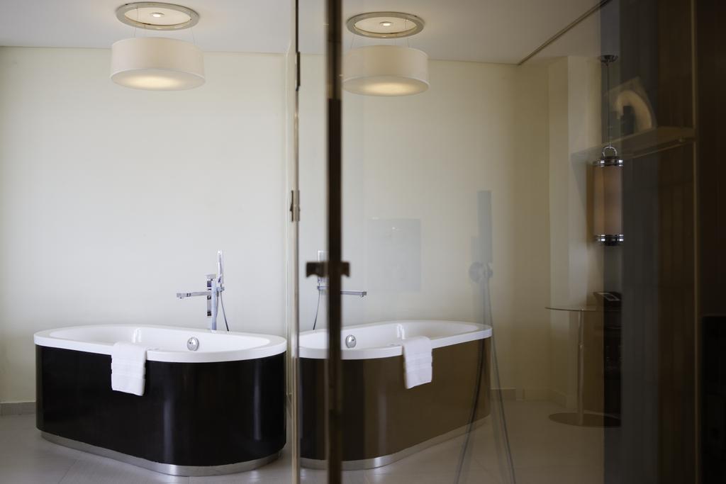 Juniorsvit med 1 king size-säng och en separat lounge