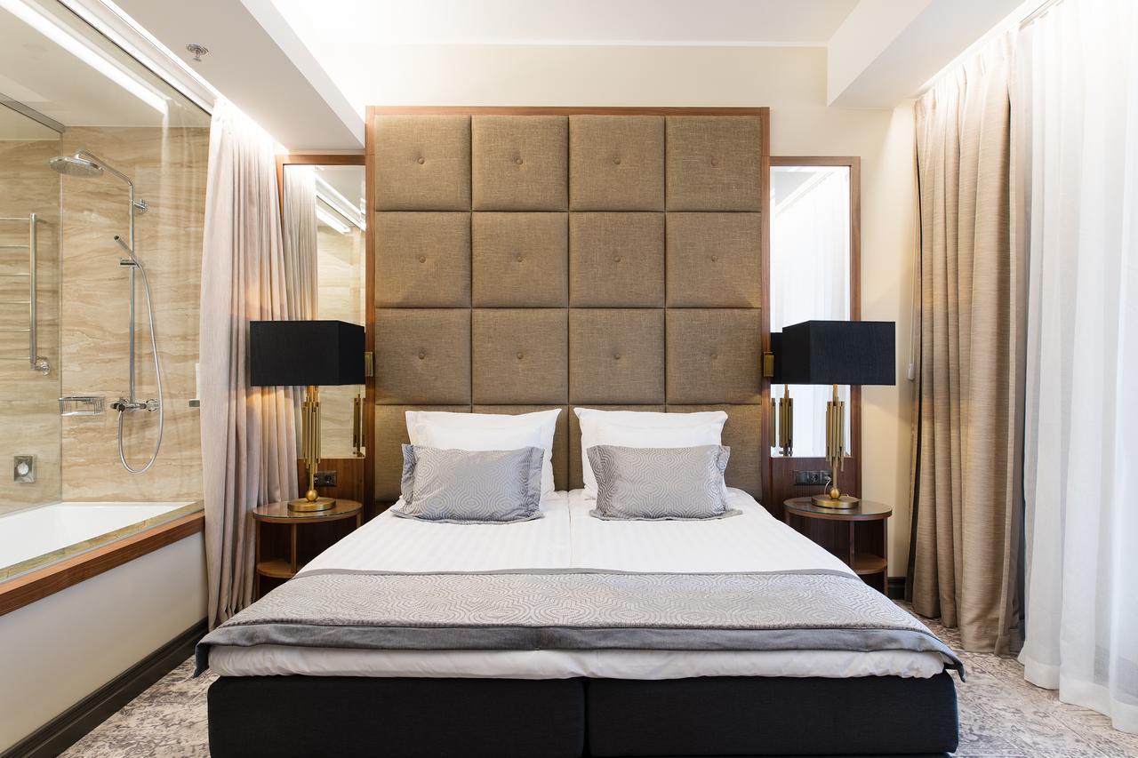 Deluxe Room access to the V Spa water sauna area