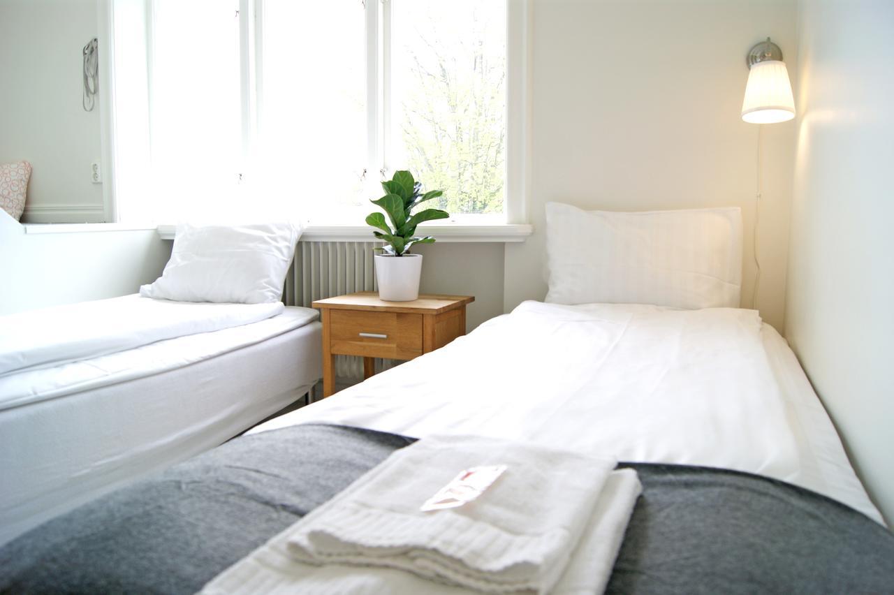 Litet dubbelrum med delat badrum