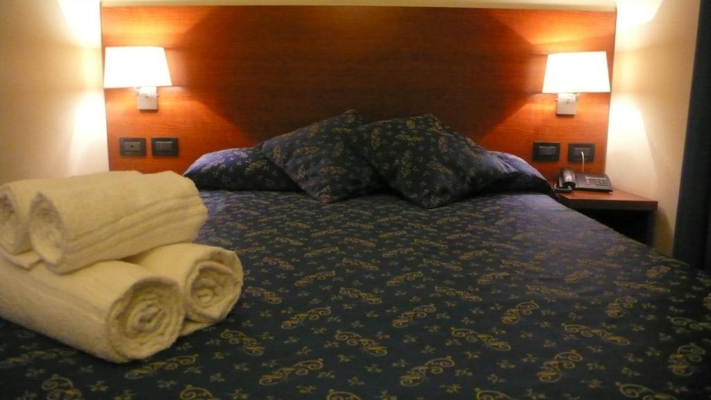 Double Room with Shared Bathroom,64843342:JPEG
