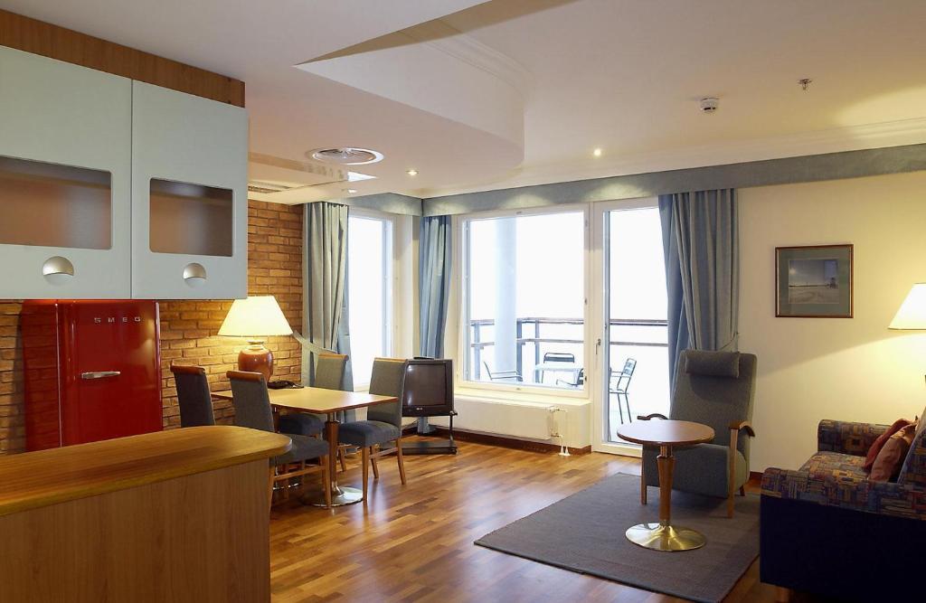 Suite with Balcony and Lake View - Annex Building