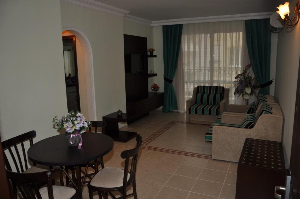 Family Room (4 Adults),125552100:JPEG