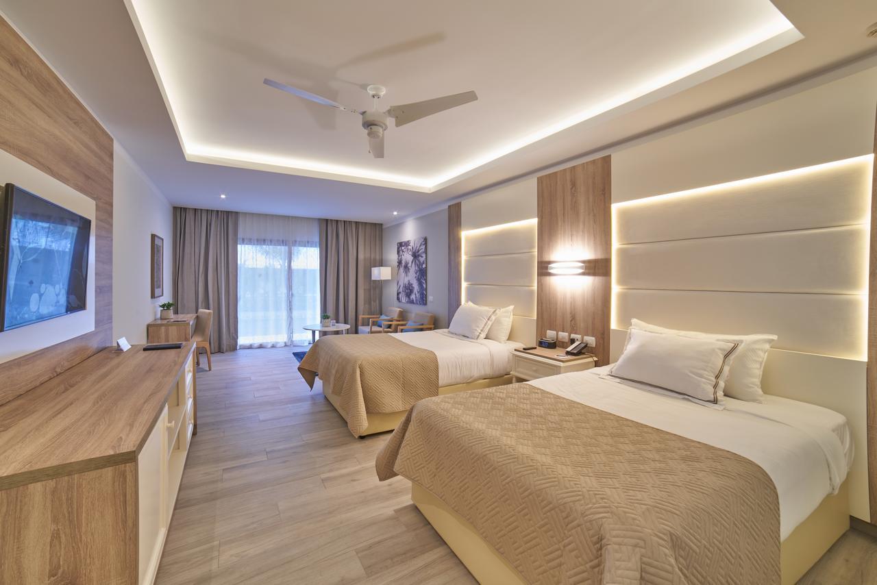 2 Double Beds Deluxe Junior Suite SGL