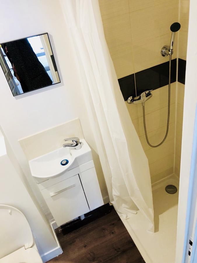 Fyrbäddsrum med eget badrum