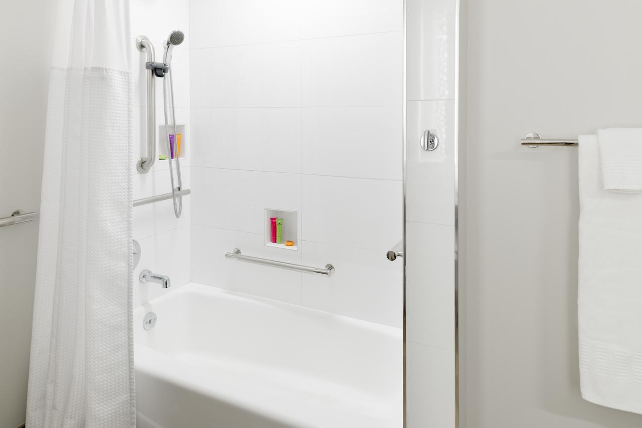 Skyline View Two Queen Beds ADA Hearing or Visual or Bathtub