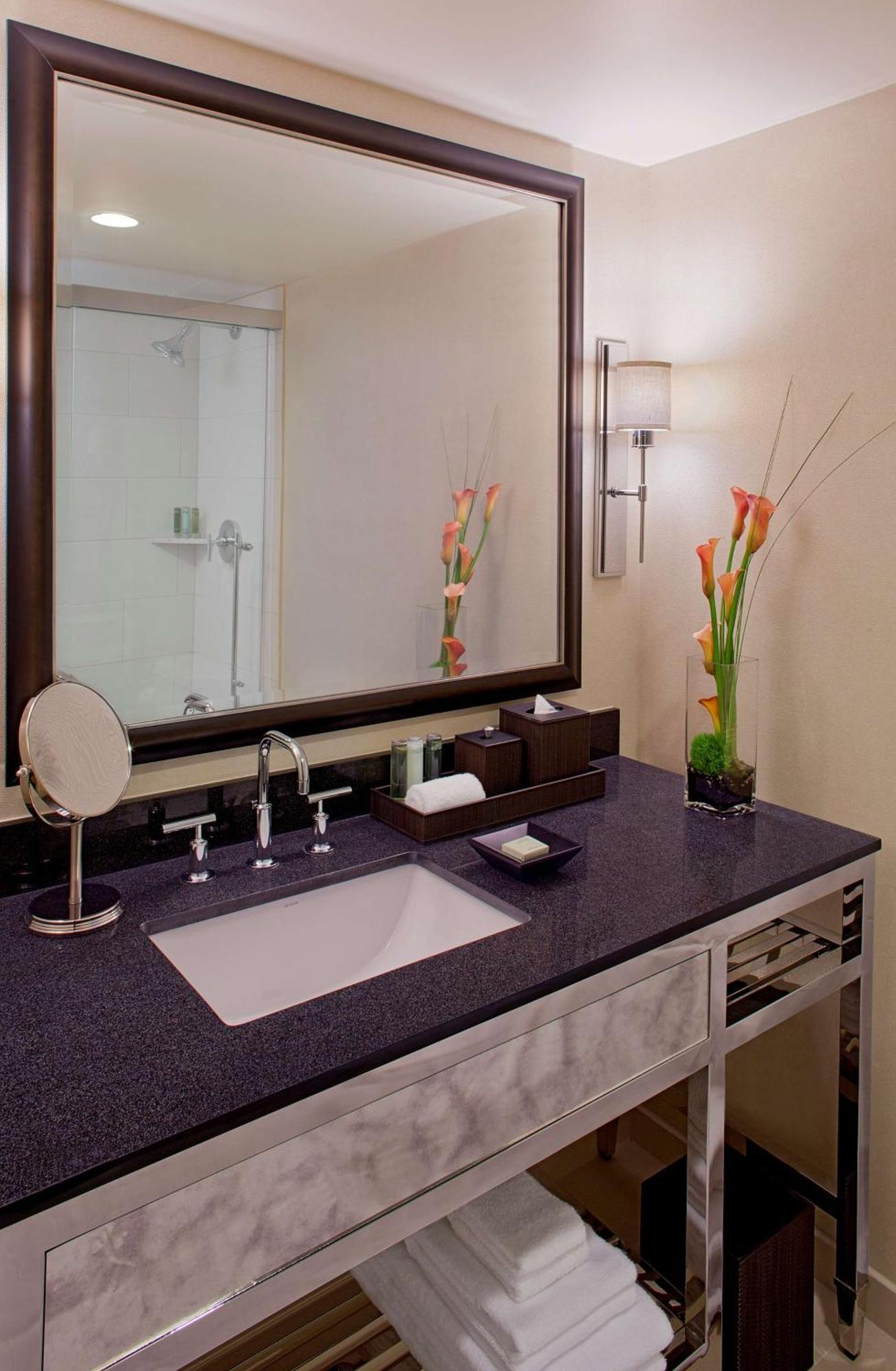 King Room with Accessible Tub - Disability Access