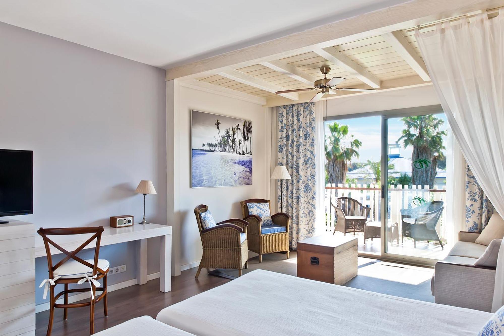 Deluxe Club San Juan + PortAventura Park + 1 access Ferrari Land (2 Adults + 2 Children)