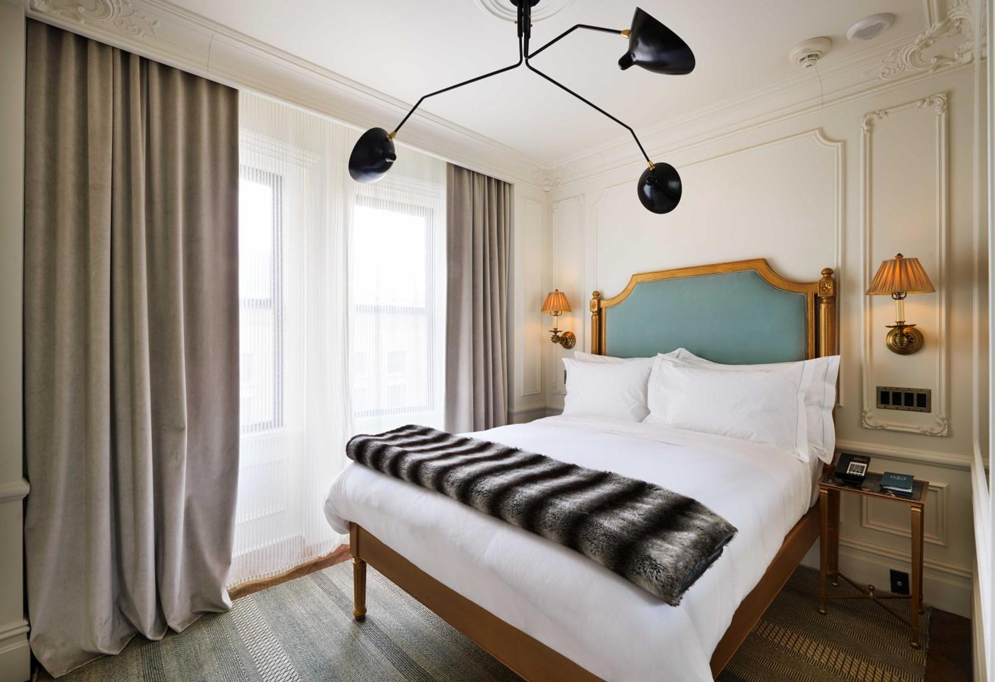 Rom med queen-size-seng – tilpasset funksjonshemninger