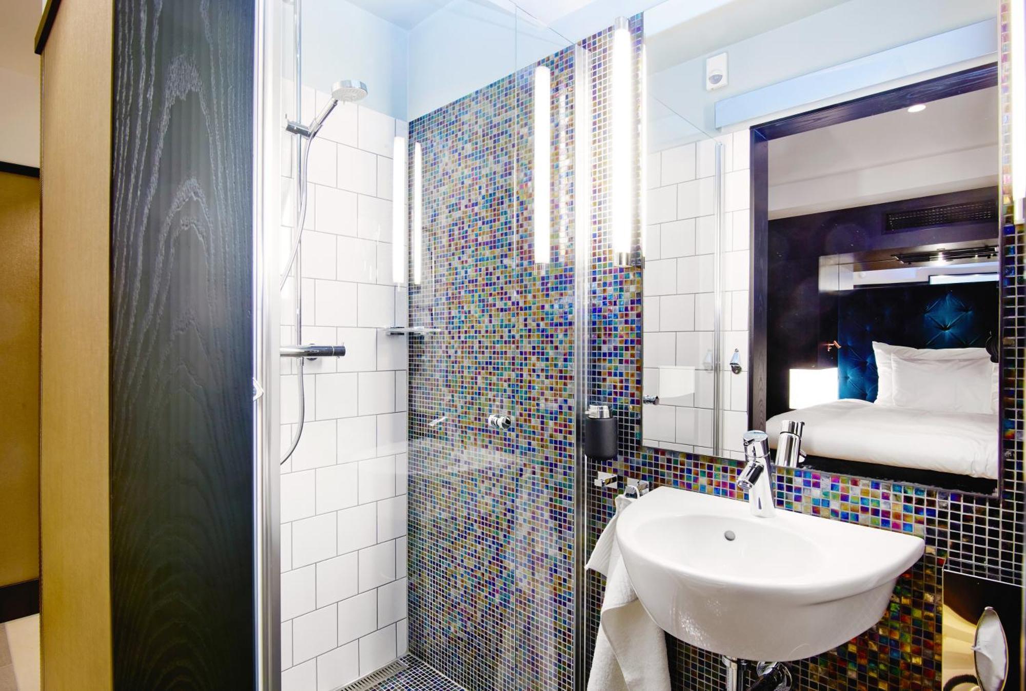 Small Double Room without Window,682863156:JPEG