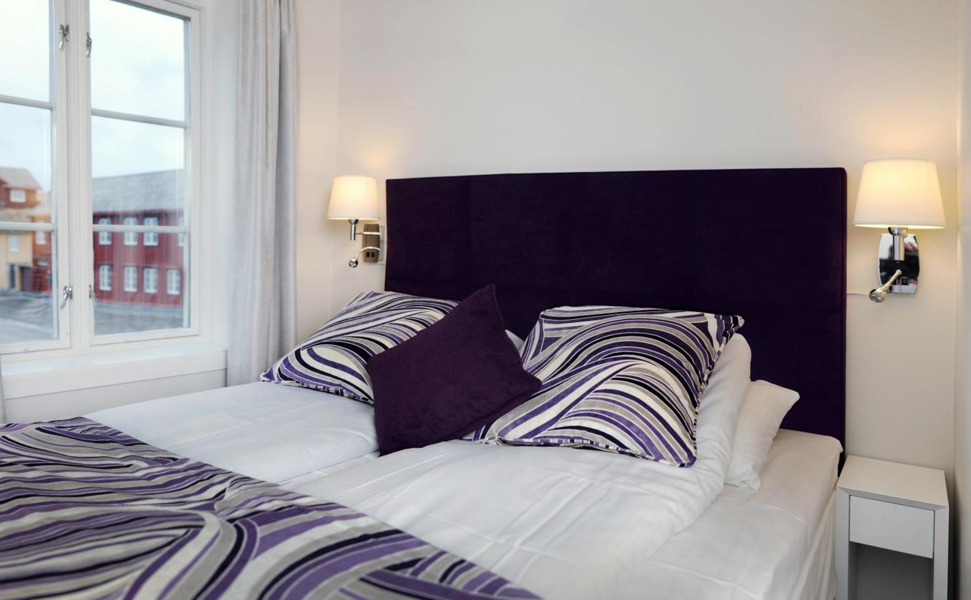 Lite Rom Economy med queen-size-seng