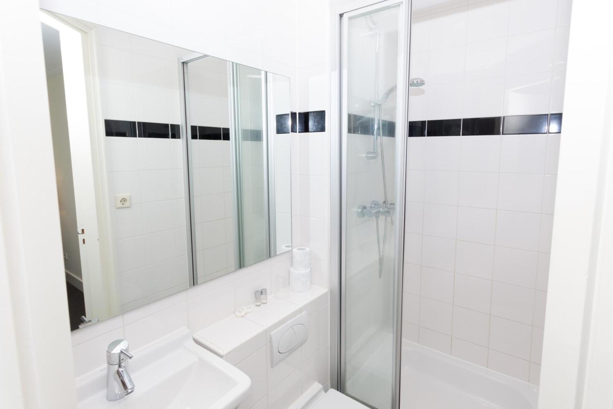 Standard Double Room Shower