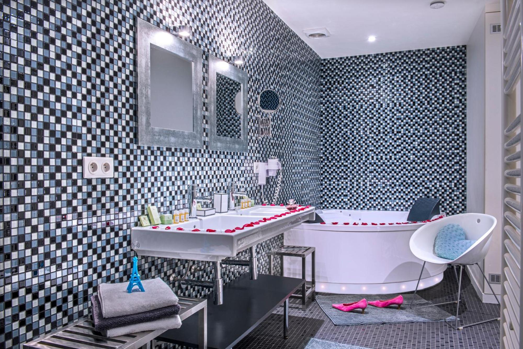 Deluxe Suite Spa Bath