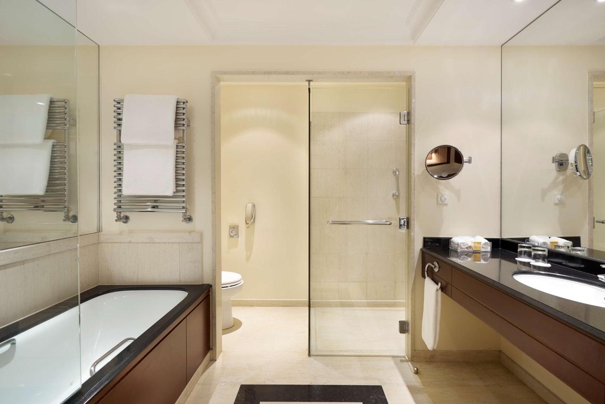 Deluxe King Room Pool View Club Access