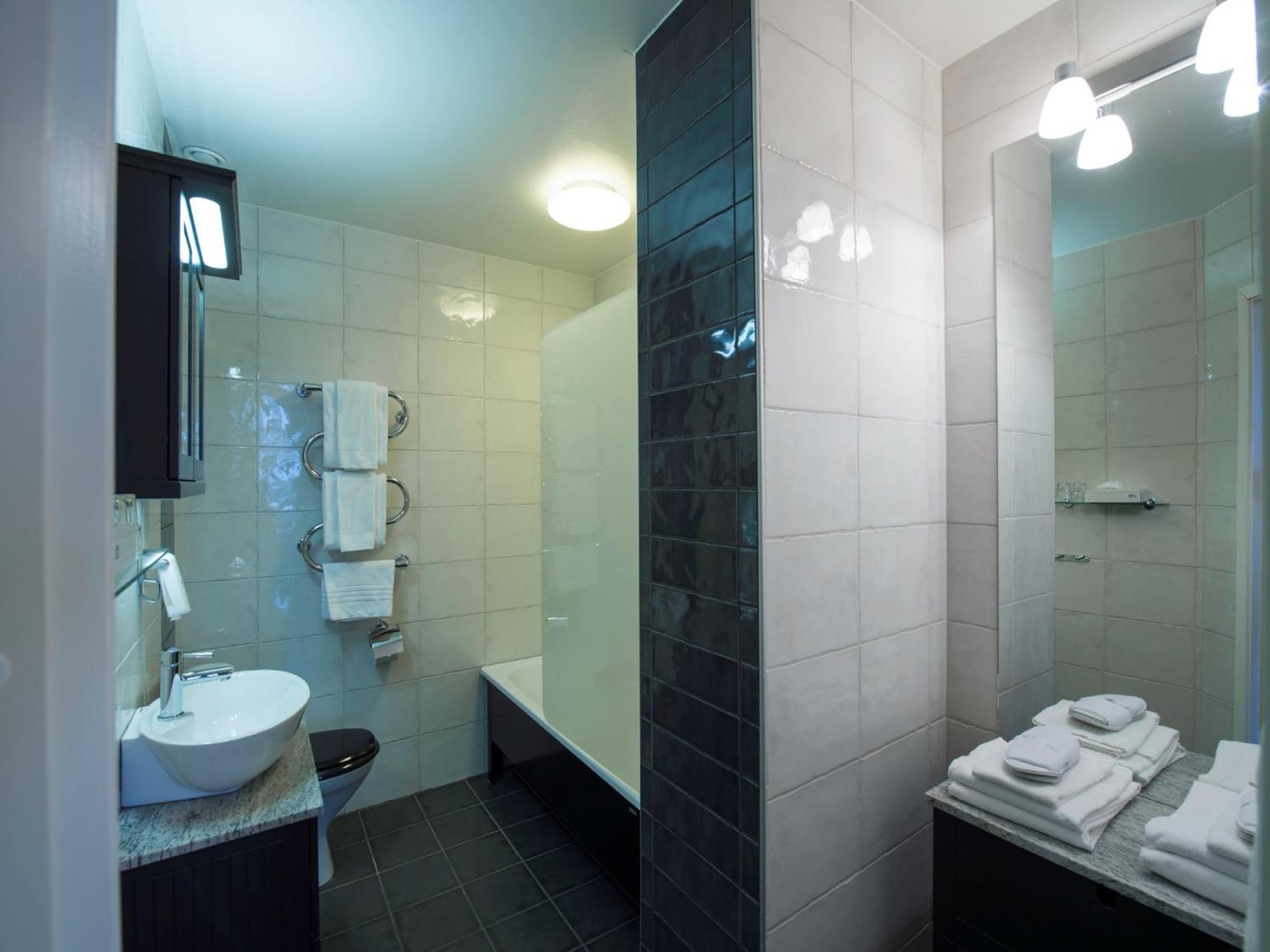 Suite,1580147028:JPEG