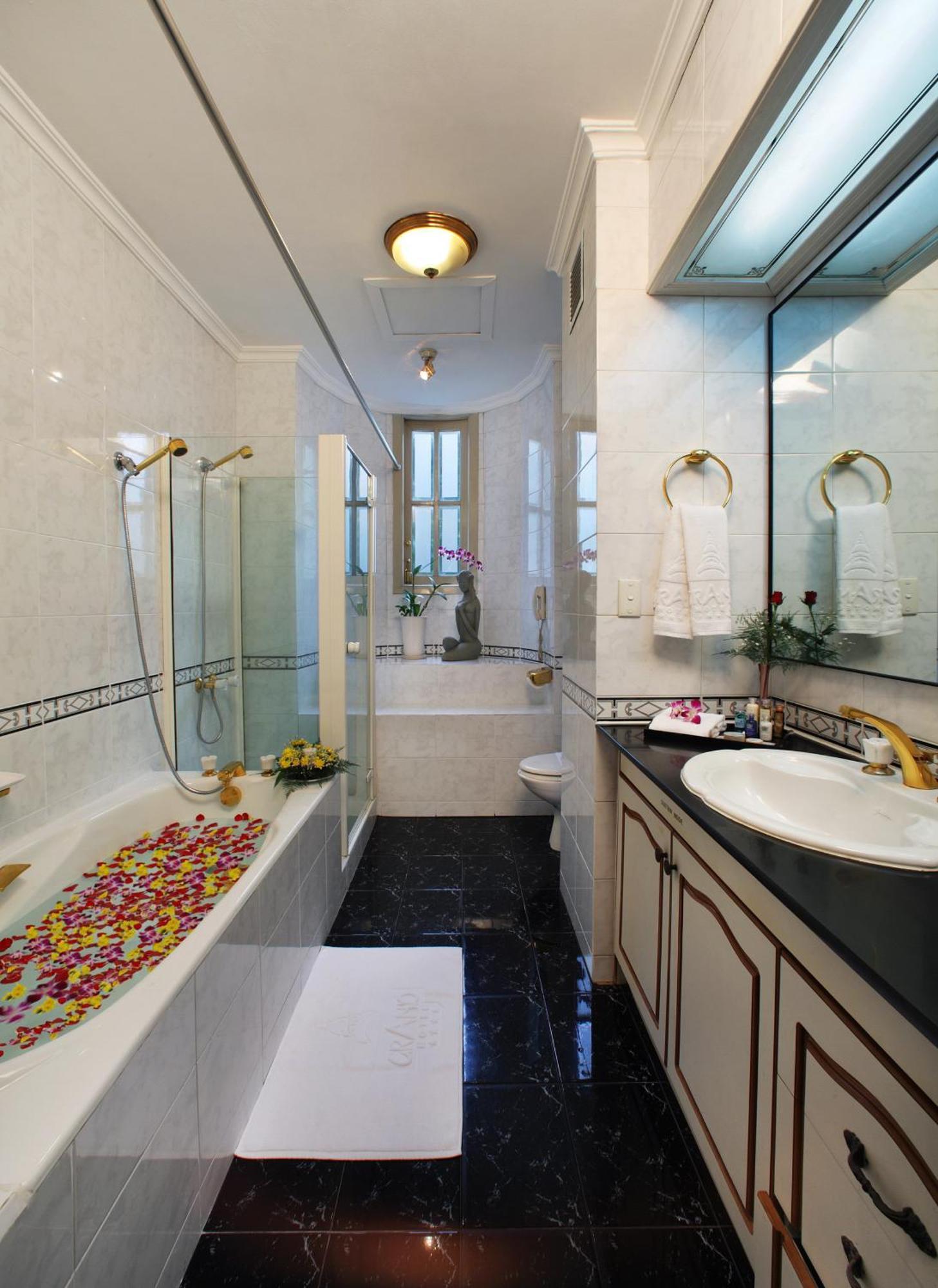 Grand Executive Suite King City View or Balcony View