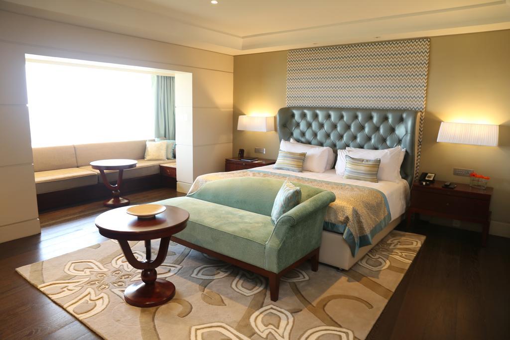 Rom Taj Club med king-size-seng og byutsikt