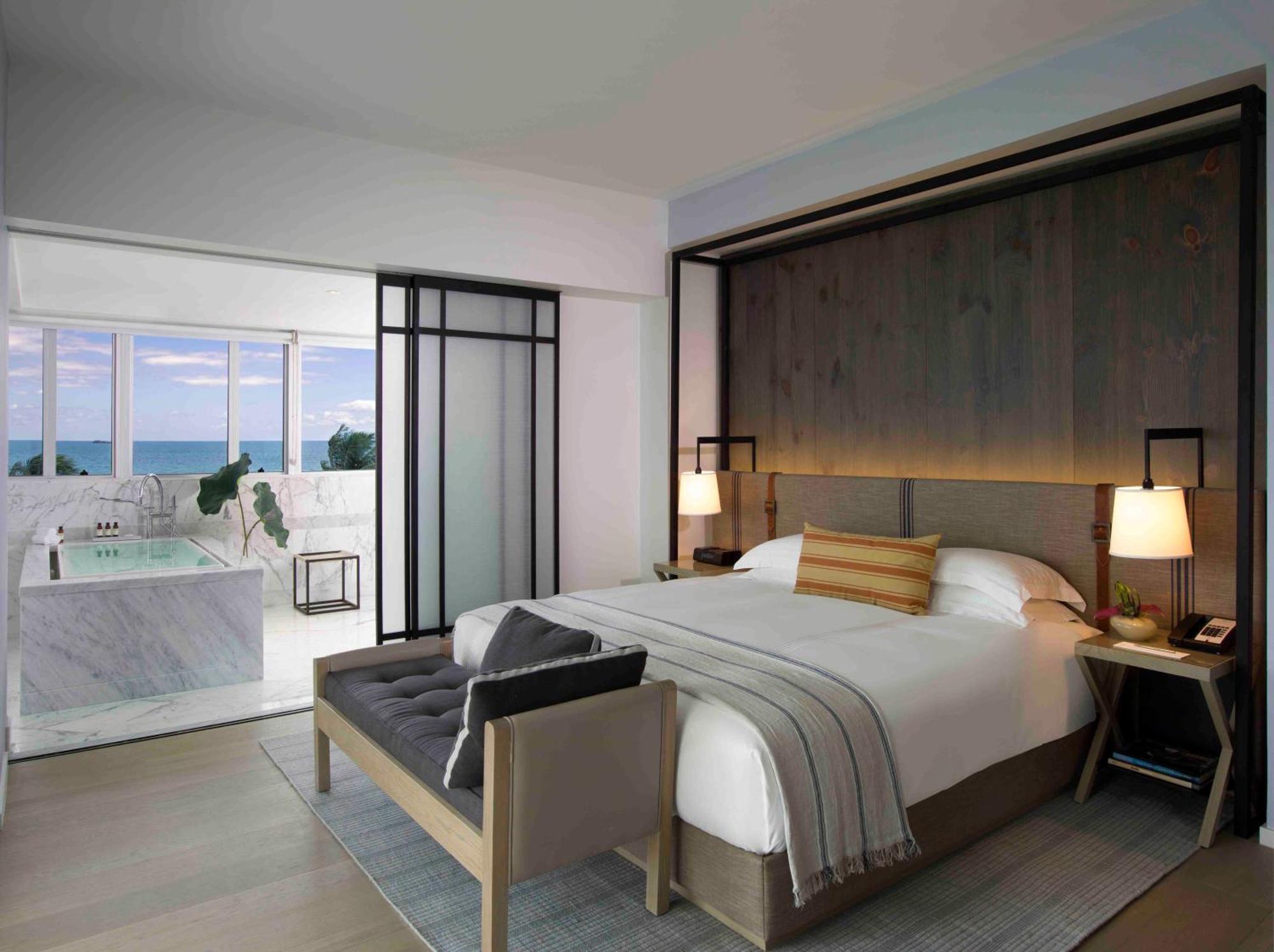 Suite med king-size-seng og balkong